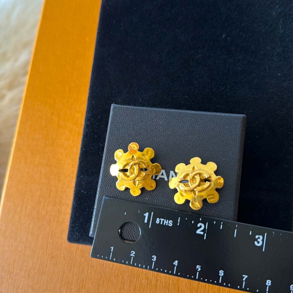 Chanel RARE 24k Gold Plated Clip on Earrings with Box in Excellent Condition - Picture 8 of 8